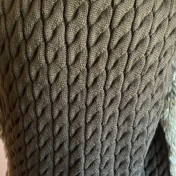 Sebby Women's Plush Faux Fur Vest - Picture 4 of 9